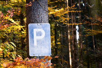 Verkehrszeichen kennzeichnet Parkplatz im Wald