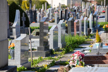 Un cimetière communale en France avec un groupement de sépultures et de tombes. Espace funéraire...