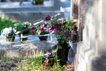 Vue de tombes fleuries et décorées dans un cimetière de ville. Cela permet de rendre hommage au défunt et de témoigner son attachement et le respect envers cet être cher.