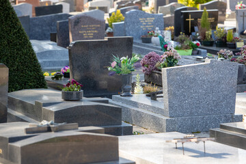 Un cimetière communale en France avec un groupement de sépultures et de tombes. Espace funéraire...