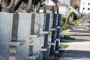 Un columbarium situé dans un cimetière communal ou au sein d'un crématorium en France. Structure...