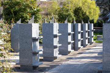 Un columbarium situé dans un cimetière communal ou au sein d'un crématorium en France. Structure...