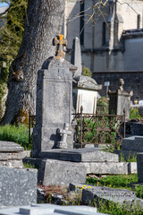 Un cimetière communale en France avec un groupement de sépultures et de tombes. Espace funéraire...