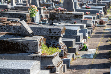Un cimetière communale en France avec un groupement de sépultures et de tombes. Espace funéraire...