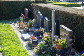 Monuments cinéraires installés dans le cimetière d'une commune en France. Le monument cinéraire...