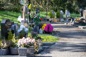 Monuments cinéraires installés dans le cimetière d'une commune en France. Le monument cinéraire...