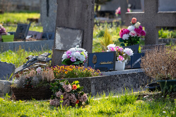 Vue de tombes fleuries et décorées dans un cimetière de ville. Cela permet de rendre hommage au défunt et de témoigner son attachement et le respect envers cet être cher.