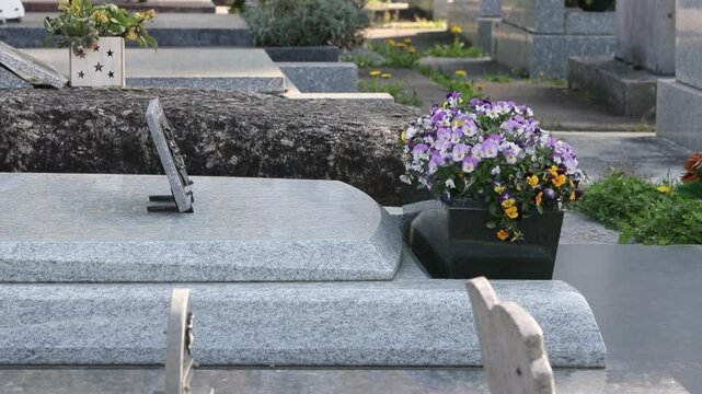 Le fleurissement d&rsquo;une tombe avec un bouquet de fleurs rose. Cela permet de rendre hommage au d&eacute;funt et de t&eacute;moigner son attachement et le respect envers cet &ecirc;tre cher.