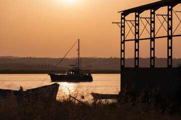 Atardecer cálido en el rio Guadalquivir