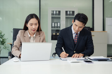 Obraz premium Business consultants discuss tax, merger strategy and restructuring in modern office.