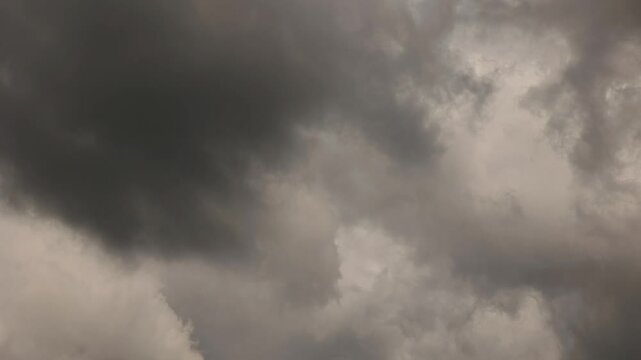 ripresa a intervallo di tempo di nuvole da pioggia che cambiano nel cielo durante il giorno