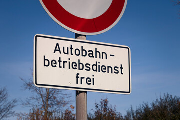Verkehrszeichen verbietet Durchfahrt, Autobahn-Betriebsdienst frei