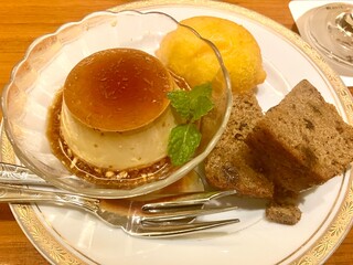 プリンとシフォンケーキとレモンケーキのデザートプレート