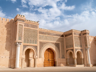 Obraz premium Bab Mansour in Meknes, Morocco on a sunny afternoon - Slight angle view