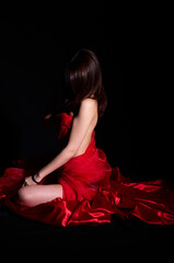 赤い布を纏ったセクシーな若い日本人女性
