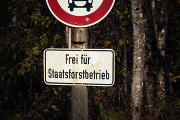 Verkehrszeichen an Forstweg verbieten die Durchfahrt