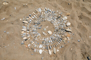 Zen, ein Steinkreis im Sand.