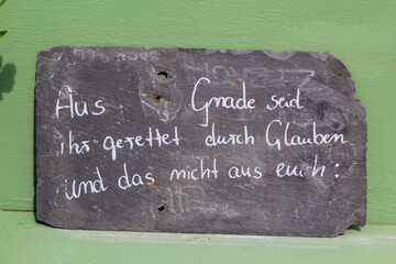 Christliche Wörter auf einer Kreidetafel.