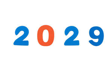 testo anno 2029 con sagoma di lettere realizzate in legno colorato isolate su sfondo bianco o...