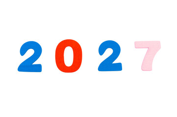 testo anno 2027 con sagoma di lettere realizzate in legno colorato isolate su sfondo bianco o trasparente