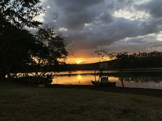 Barco de pesca ancorado