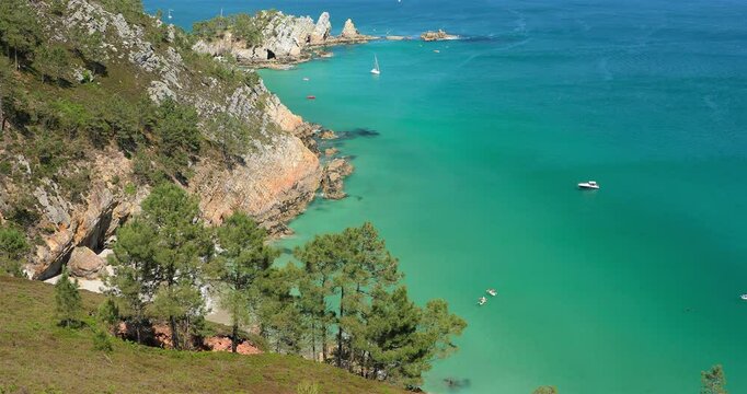 Tourisme en bateau au bord des falaises de la Presqu'&icirc;le de Crozon