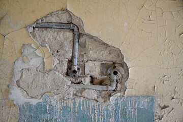 Wasseranschluss für Kaltwasser und Warmwasser unterputz mit verzinktem Rohr , freigelegt und...