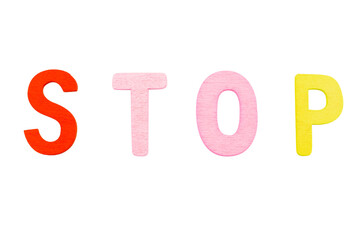 testo con parola STOP in lettere realizzate in legno colorato isolato su sfondo bianco o trasparente