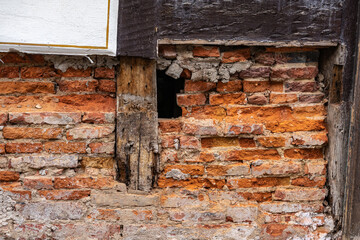 Detailaufnahme eines sanierungsbed&uuml;rftigen  Fachwerkhauses