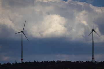 Windräder vor Wolkenhimmel