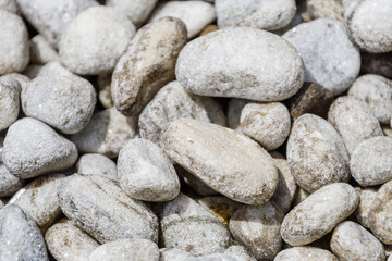 白く輝く丸い小石のクローズアップテクスチャー