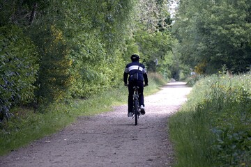 Cycliste sur les chemins de campagne .
