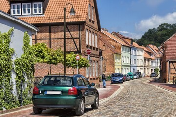 lüneburg, deutschland - idyllische straße in der altstadt