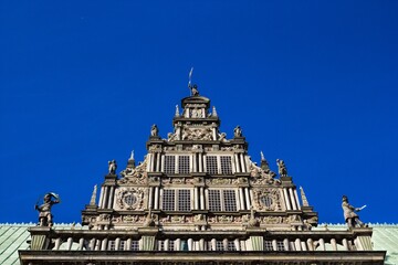 Obraz premium bremen, deutschland - giebel vom alten rathaus mit statuen