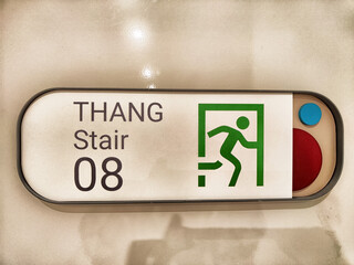 Obraz premium A clearly visible directional sign helps guide visitors to stairwell 08. This sign is designed with accessibility in mind and prominently displays an exit symbol