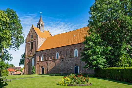 Die evangelisch-reformierte Eilsumer Kirche im ostfriesischen Ort Eilsum, Krummh&ouml;rn, Ostfriesland, Deutschland