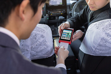 タクシー料金カード決済(画面はオリジナル合成) © Zoey106