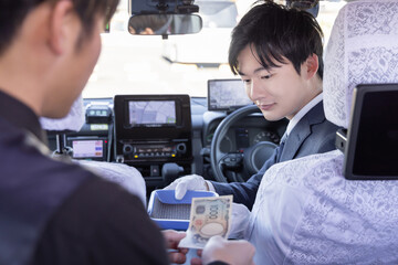 タクシー料金　現金払い © Zoey106