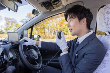 無線を使うタクシードライバー  © Zoey106