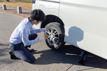 自動車のタイヤ交換　パンク　タイヤ交換  © Zoey106