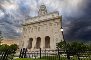 Obraz premium Nauvoo temple with clouds