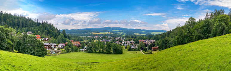 Blick auf Hinterzarten im Schwarzwald, Panoramaaufnahme 