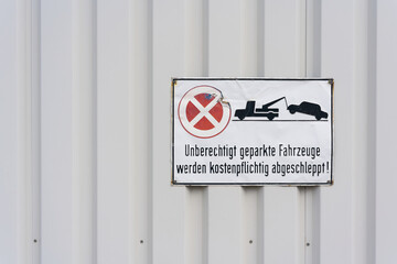 Parkverbot vor einem Garagentor in Deutschland 