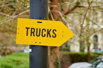 Parkplatz für größere Fahrzeuge, Trucks an einem Hotel in Karlovy Vary in Tschechien  
