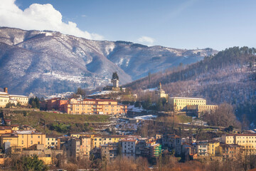 Obraz premium Castelnuovo di Garfagnana winter view. Tuscany, Italy.