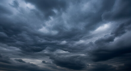 Obraz premium Dramatic dark sky filled with ominous storm clouds, a powerful weather phenomenon