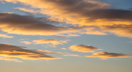 Fototapeta premium Golden Hour Clouds A Stunning Display of Color in the Evening Sky