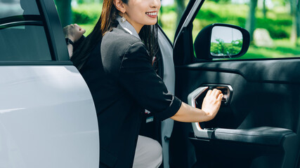 車と女性・ビジネスウーマン
