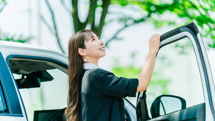 車と女性・ビジネスウーマン