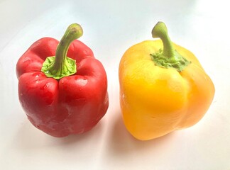 赤と黄色の２つ並んだパプリカ